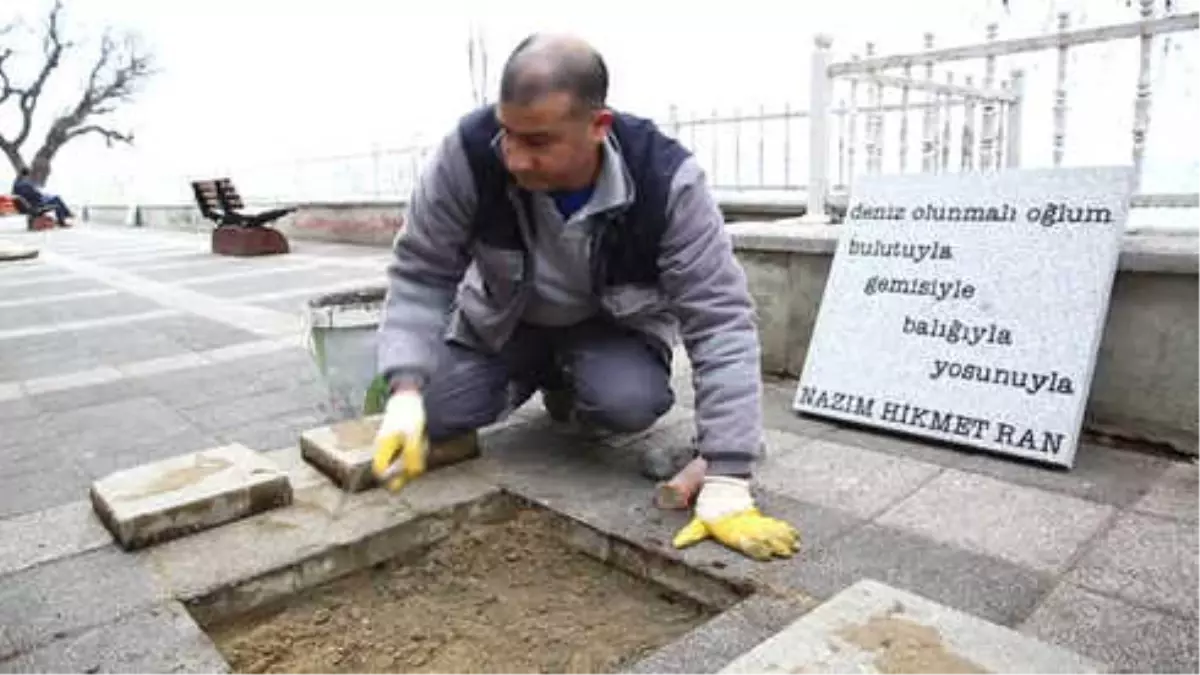 Kadıköy Belediyesi Nazım Hikmet\'in Şiirlerini Caddelere Yazdı