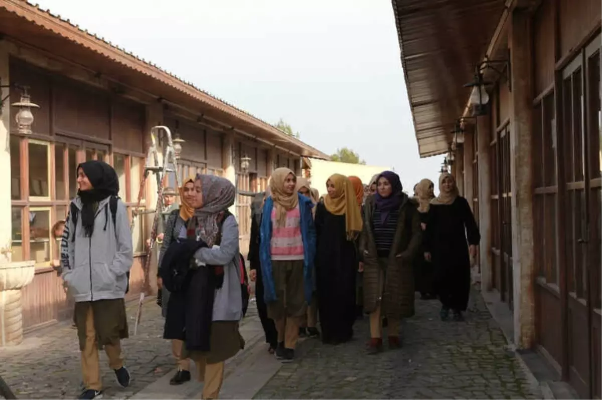 Kız Öğrenciler Adıyaman Üniversitesini Gezdi