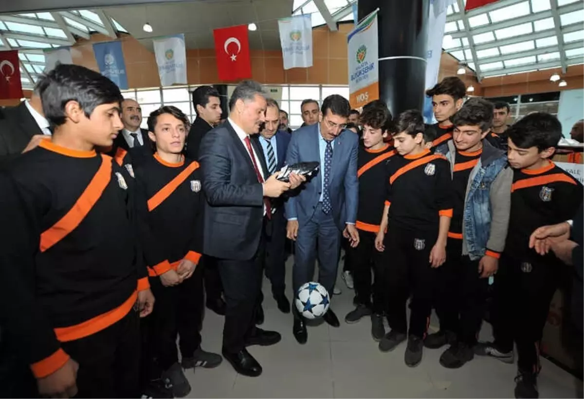 Malatya\'da 86 Amatör Spor Kulübüne 300 Bin Liralık Malzeme Yardımı