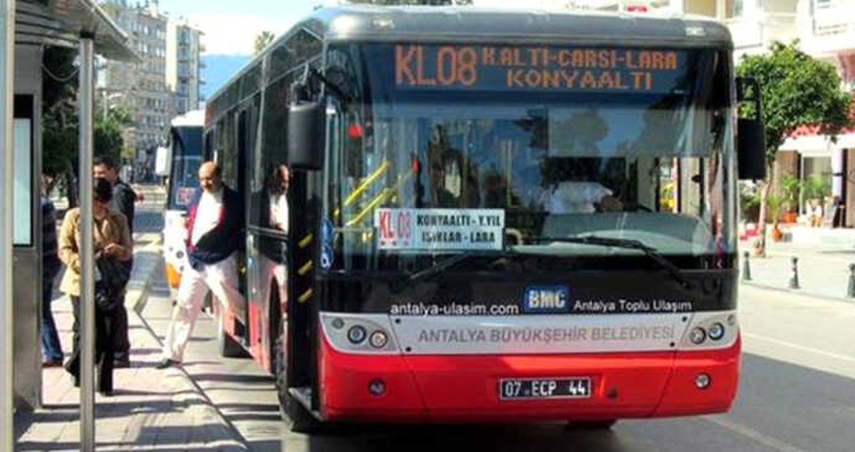 Ölen Şoförün Ehliyetine Fotoğrafını Yapıştırıp Otobüs Kullandı, Polis Çevirmesinde Yakalandı