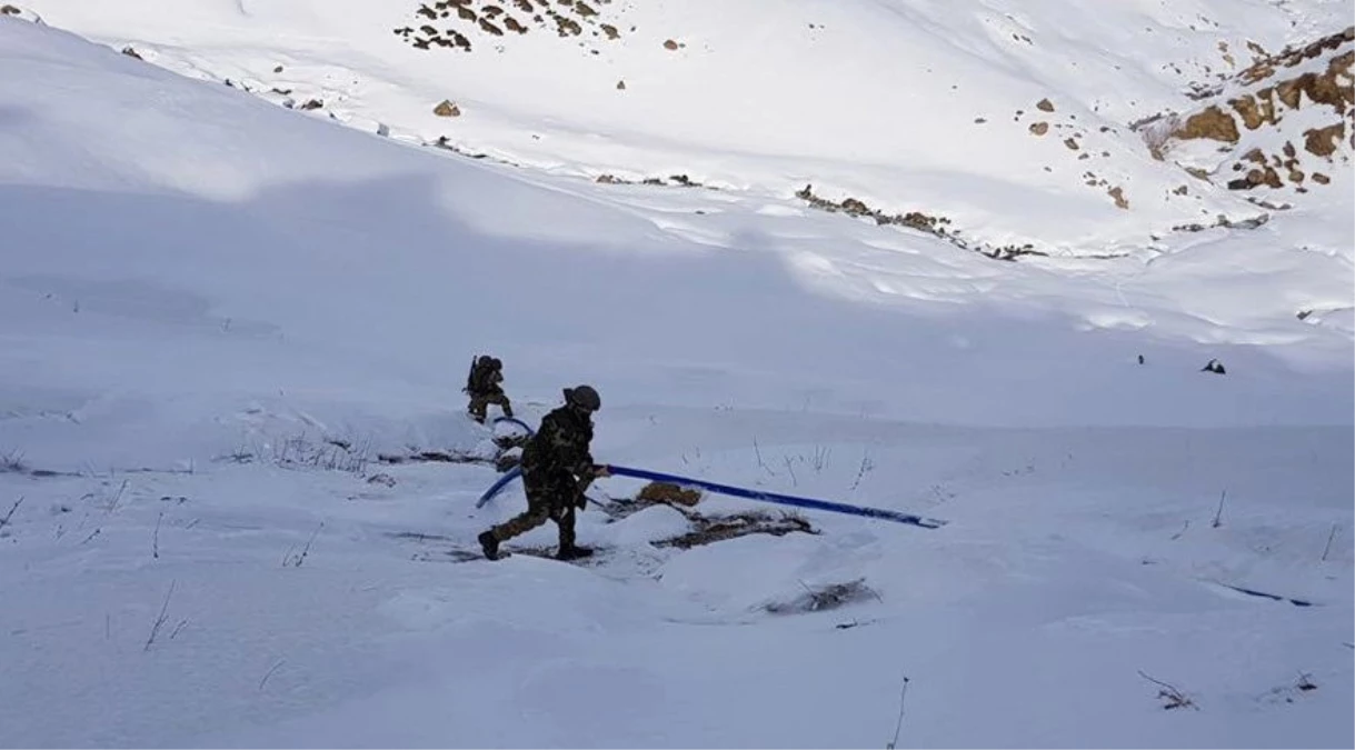 PKK\'lıların Hortumla Su Hattı Çektiği 5 Sığınak İmha Edildi