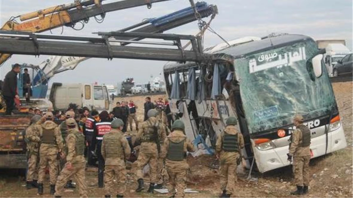 Silopi\'de Feci Kaza! Irak\'a Yolcu Taşıyan Otobüs Devrildi: 3\'ü Çocuk 9 Ölü, 28 Yaralı