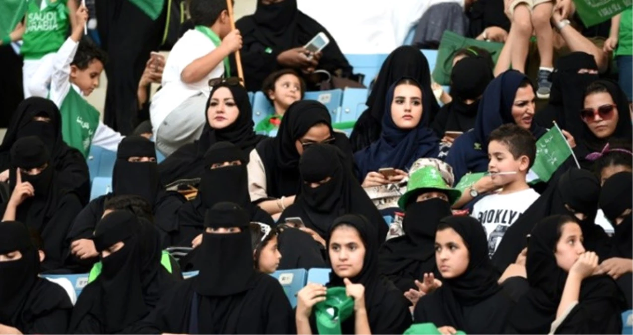 Suudi Arabistan\'da Kadınlar İlk Kez Bir Futbol Maçını Stadyumda İzledi