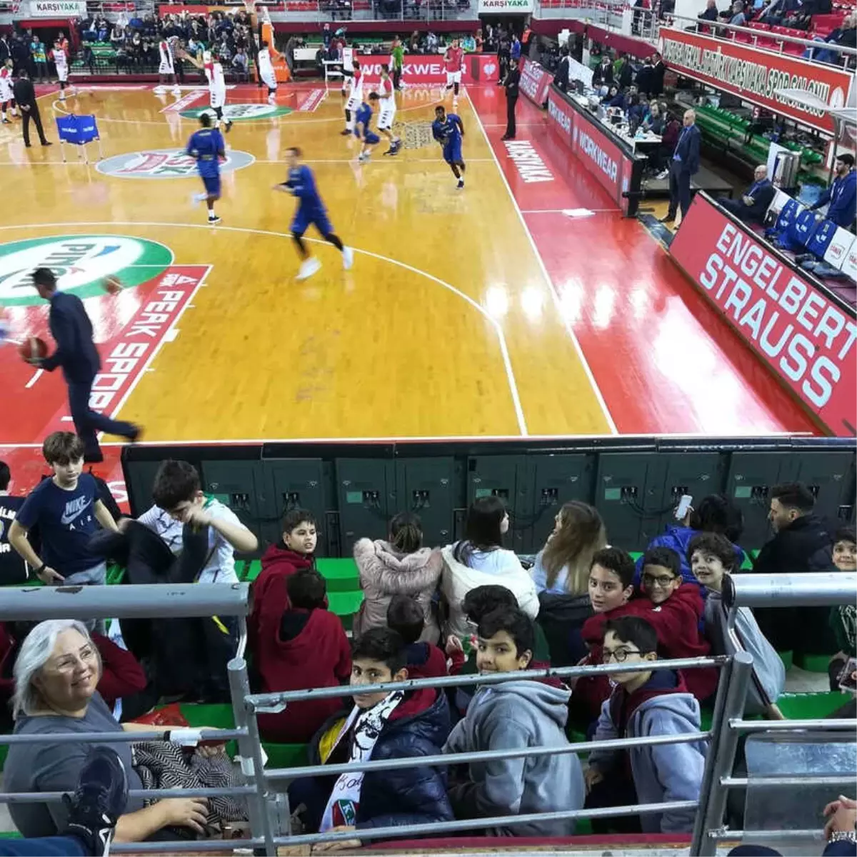 Tanı Kolejli basketçiler Pınar Karşıyaka Maçında