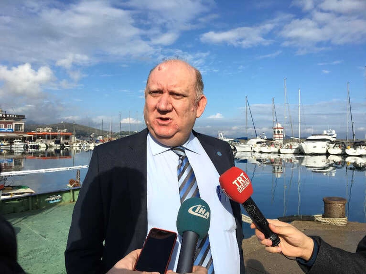 Yakıtla Kaplanan Urla Limanında Temizleme Çalışmaları Sürüyor