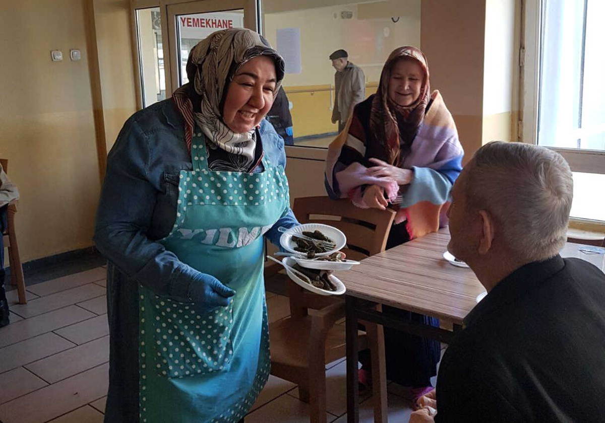 Yıl-Mek Kursiyerlerden Huzurevi Sakinlerine Sürpriz