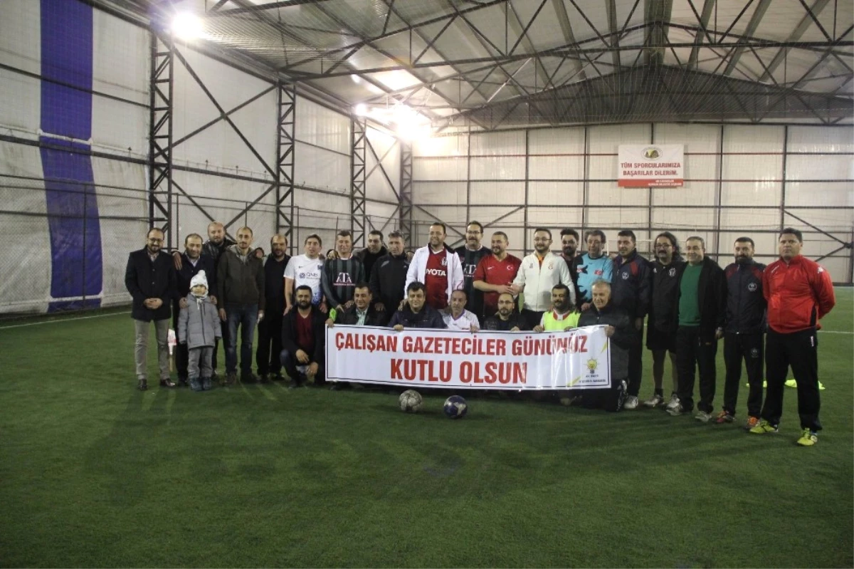 AK Parti ile Gazeteciler Dostluk Maçında Karşılaştı