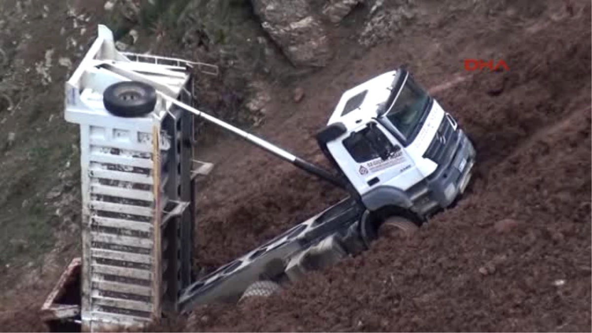 Artvin Uçuruma Kayan Hafriyat Kamyonunun Sürücüsü Son Anda Kurtuldu