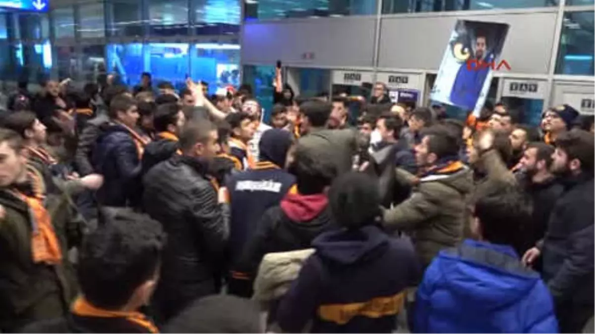 Başakşehir Taraftarı, Arda Turan\'ı Karşılamak İçin Havalimanına Geldi