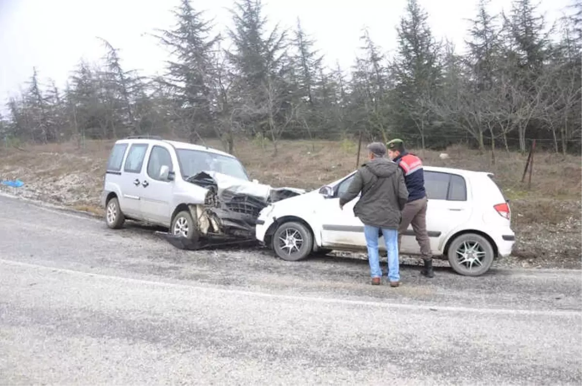 Kamyonet ile Otomobil Çarpıştı; 2 Yaralı