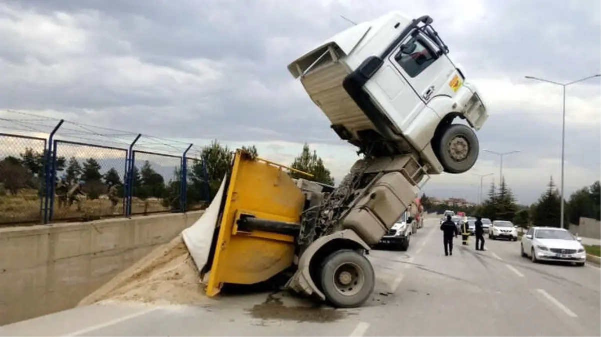 Kasası Devrilen Tırın Çekicisi Havada Kaldı