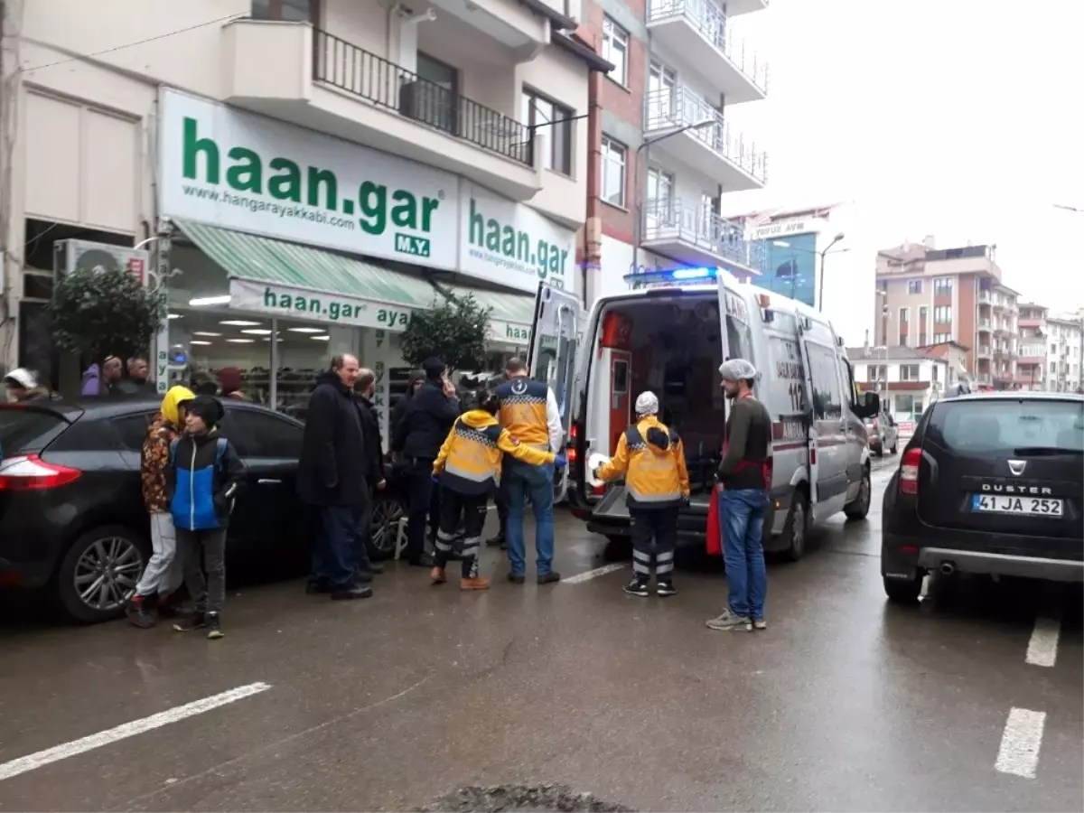 Motosikletle Hafif Ticari Araç Çarpıştı: 1 Yaralı