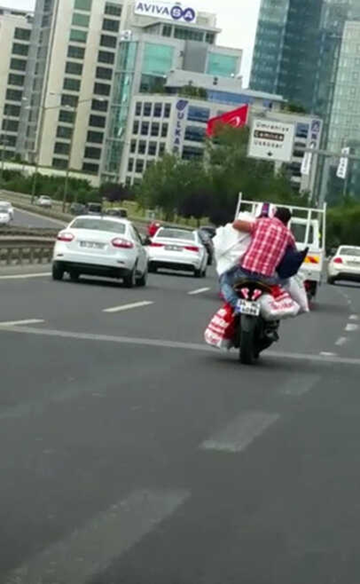 Motosikletle Aşırı Yük Taşıyan Sürücü Bu Kadarına Pes Dedirtti