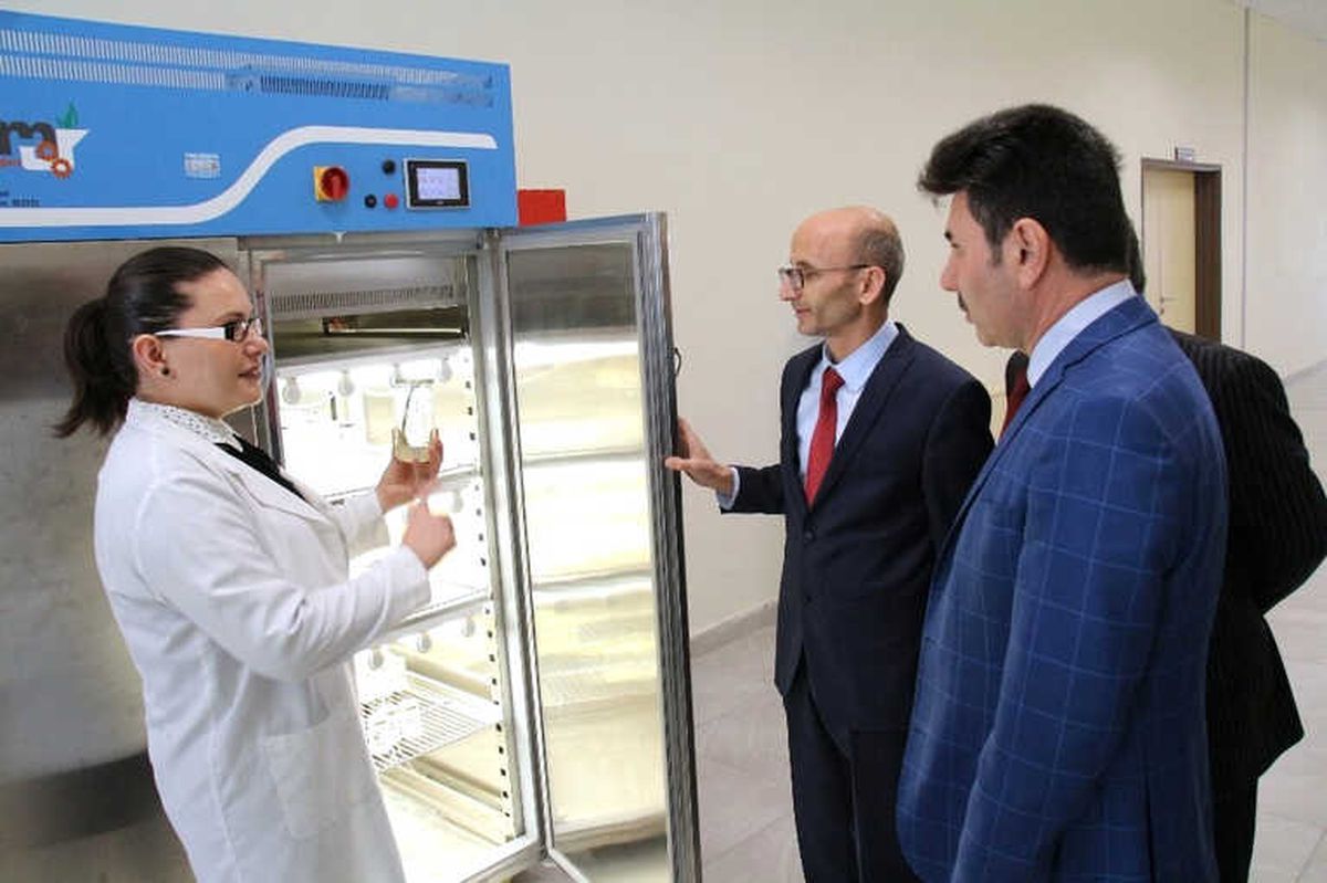 Rektör Karacoşkun, Araştırma Laboratuvarını İnceledi