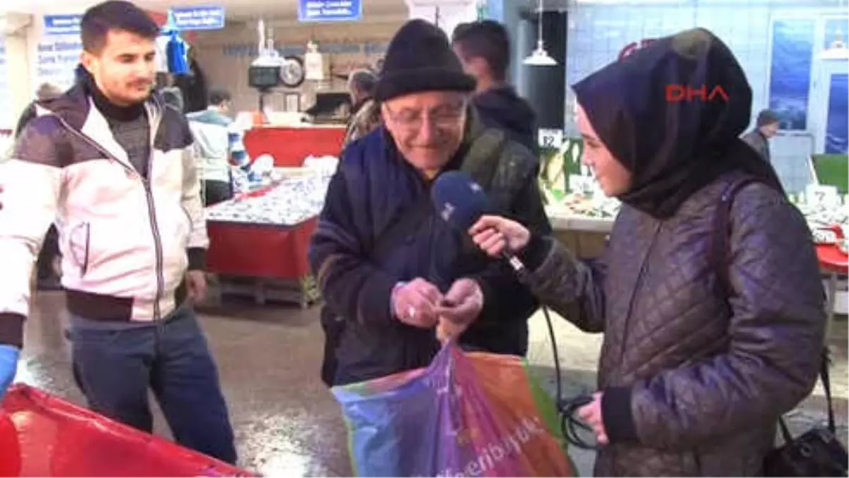 Sakarya-Röportaj Yapılırken Çiğ Balık Yedi