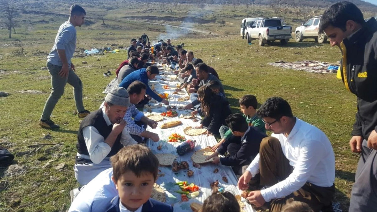 Şemdinli\'de Kış Ortasında Piknik Keyfi