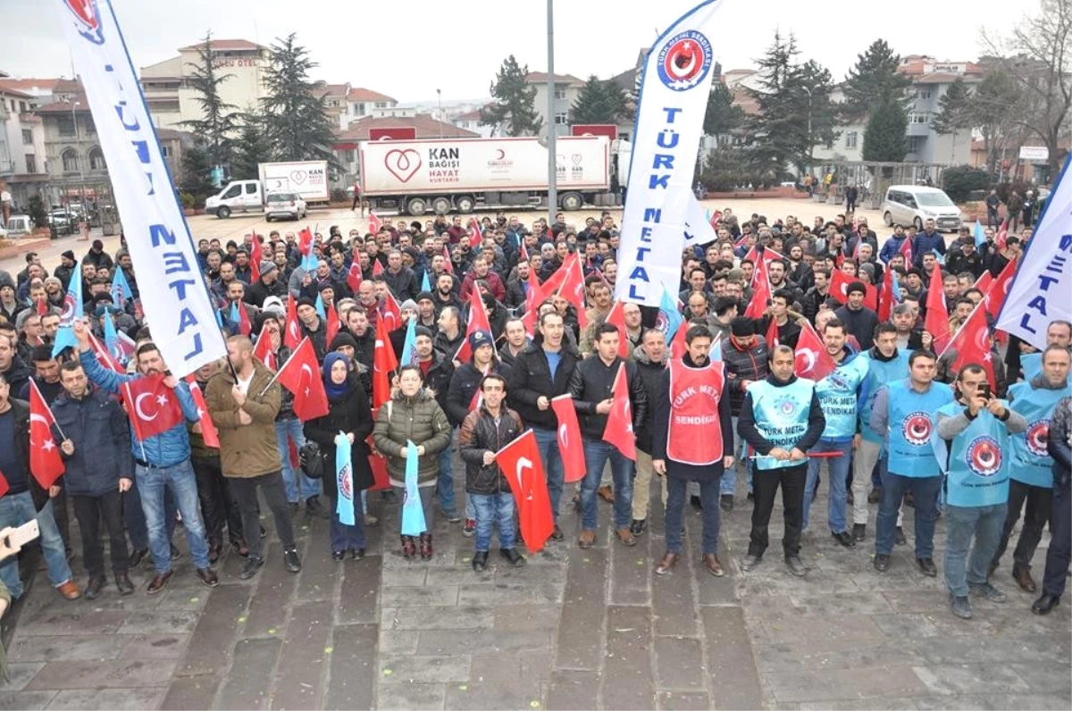 Türk Metal Sendikasına Üyesi Fabrika Çalışanları Meydana İndi