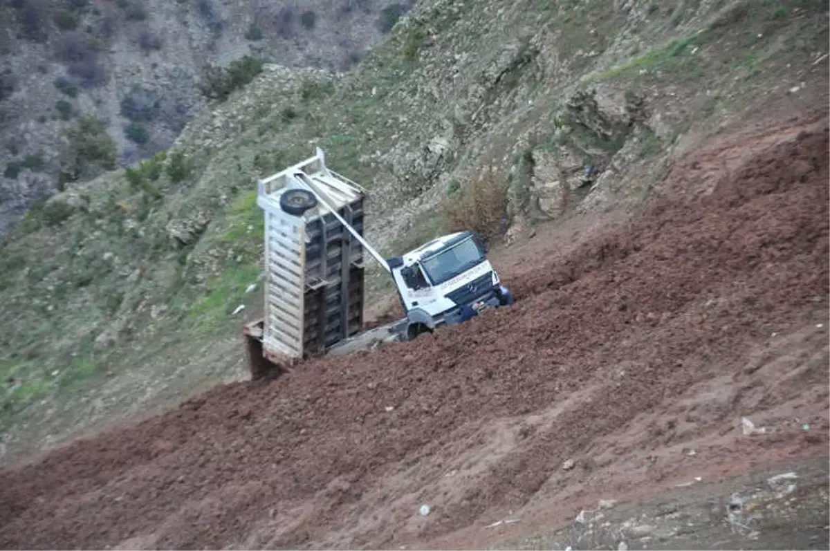 Uçuruma Yuvarlanan Araçtan Son Anda Atladı