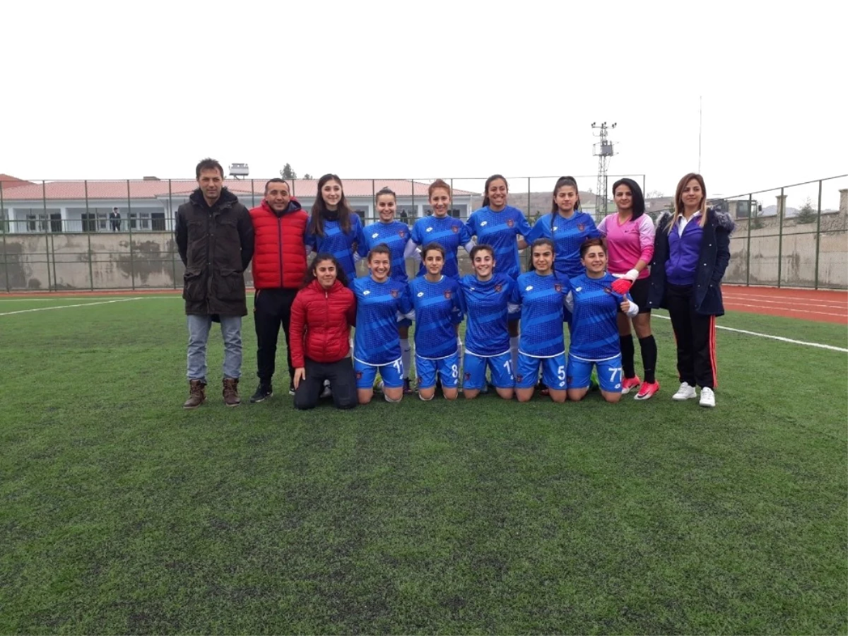 1955 Batmanspor Kadın Futbol Takımı Play Off\'u Garantiledi