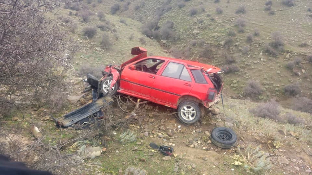 Alaşehir\'de Otomobil Şarampole Yuvarlandı: 1 Yaralı