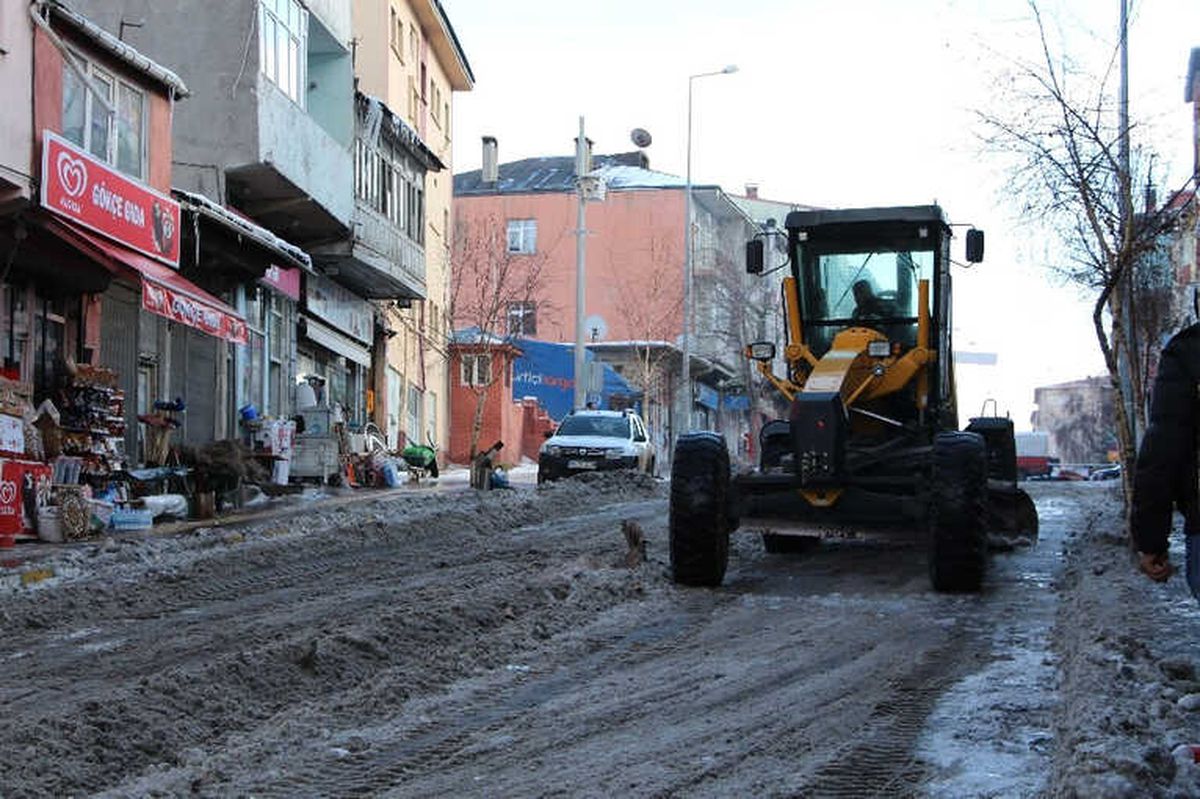 Ardahan Belediyesi Ekipleri Kar ve Buz Temizliğini Sürdürüyor