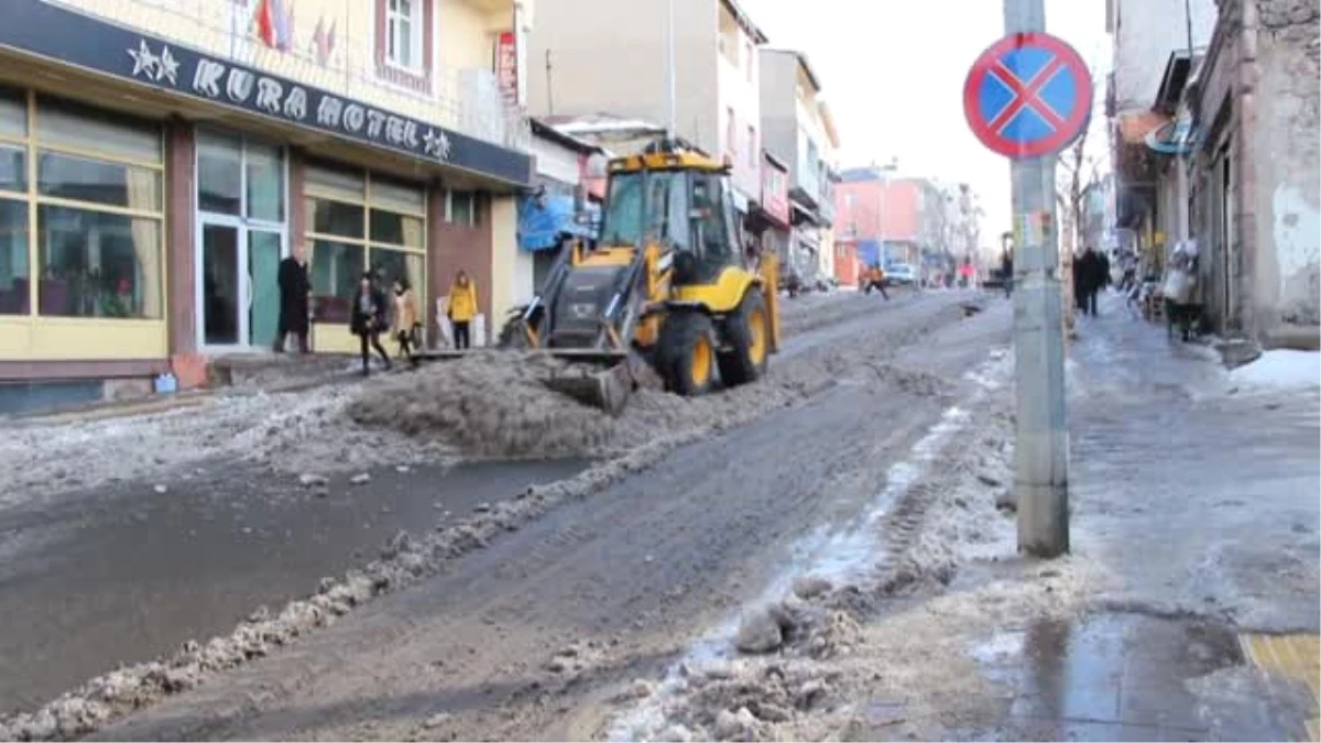 Ardahan Belediyesi Ekipleri Kar ve Buz Temizliğini Sürdürüyor