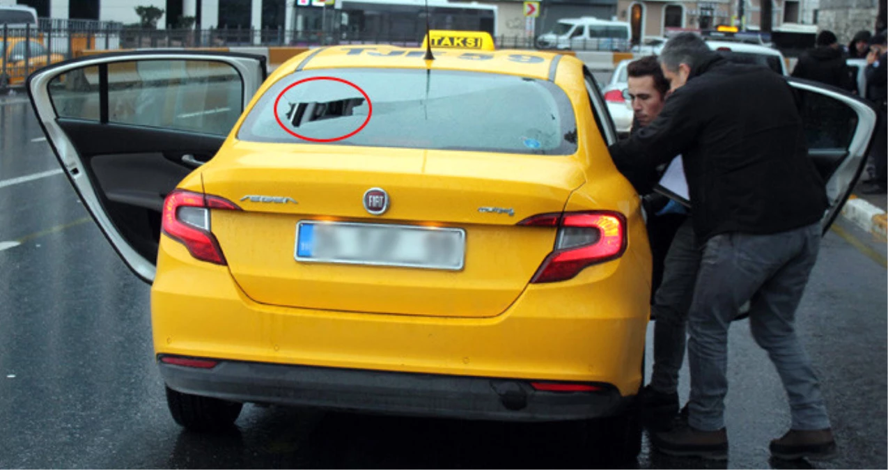 Beyoğlu\'nda Silahlı Çatışma! Yoldan Geçen Taksiye 5 Kurşun İsabet Etti