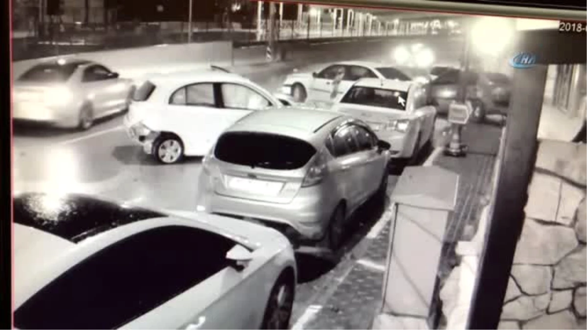 Bursa\'da 9 Aracın Karıştığı Zincirleme Trafik Kazası Güvenlik Kamerasına Yansıdı