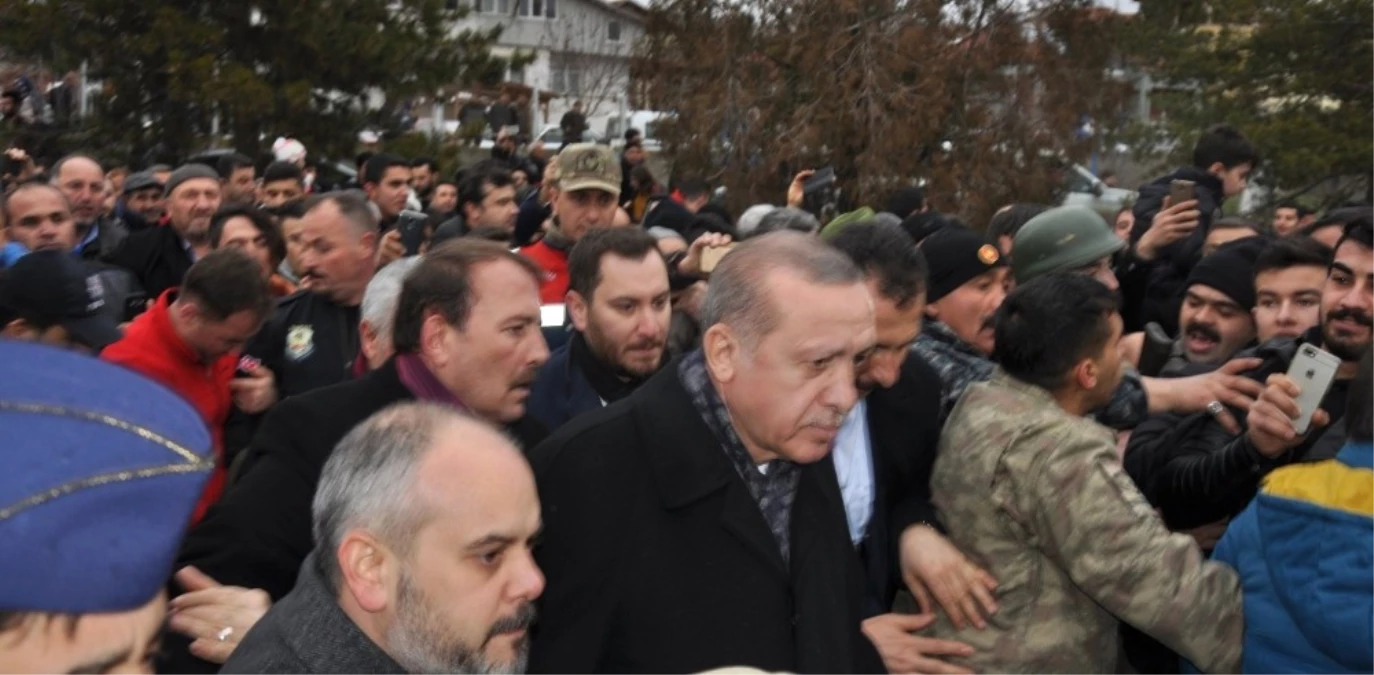 Cumhurbaşkanı Erdoğan\'ın İlçelerine Geldiğini Duyan Stadyuma Koştu