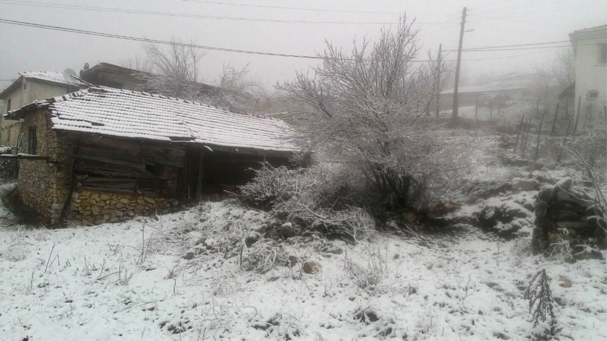 Dursunbey\'in Yüksek Kesimlerinde Kar Yağışı Etkili Oldu