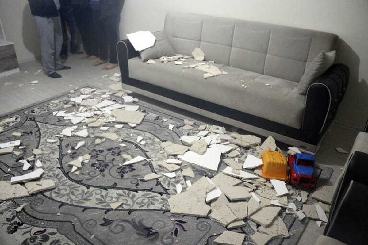 Evin Tavan Alçısı Çöktü: 3 Yaralı