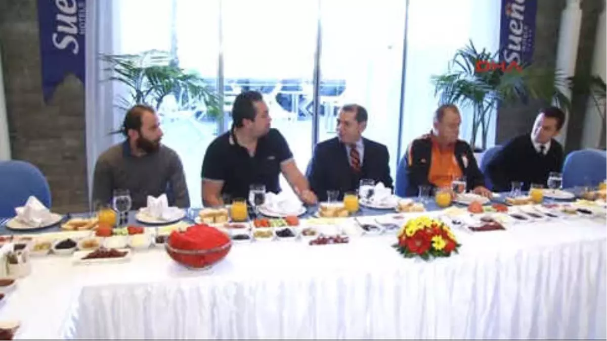 Galatasaray\'da Başkan Özbek ve Fatih Terim Basın ile Bir Araya Geldiler