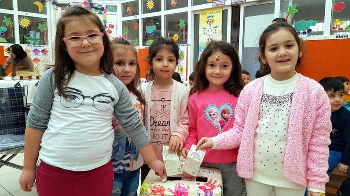 Harçlıkları ile 5 Engelliyi Sevindirdiler