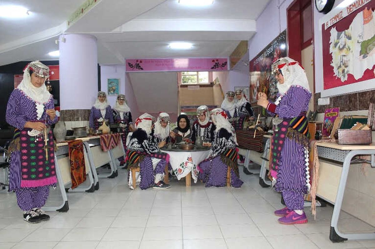 Kumluca\'da Lise Koridoru Müzeye Dönüştü