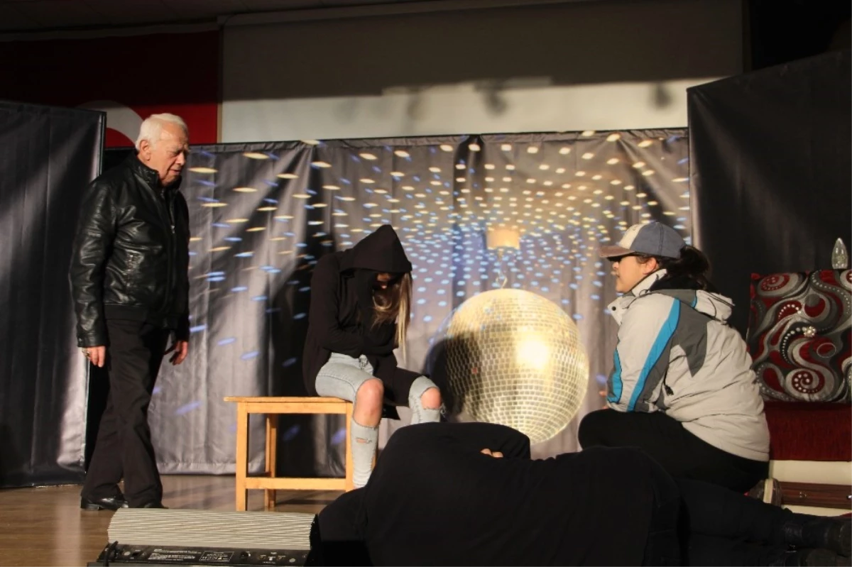 Kumluca\'da Öğrenci ve Yetişkinler İçin Tiyatro Oyunu