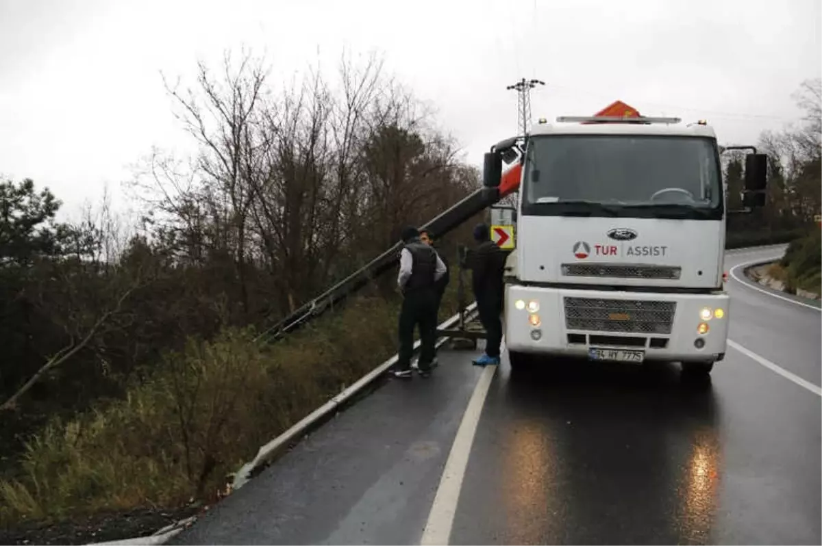 Uçuruma Yuvarlanan Arabadan Burunları Bile Kanamadan Çıktılar