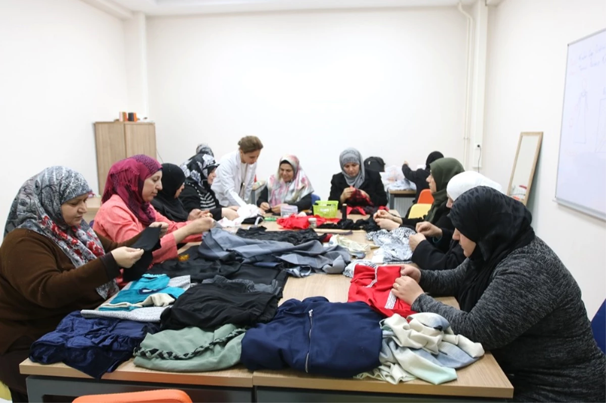 Sığınmacı Kadınlar Geçici Eğitim Merkezi\'nde Meslek Sahibi Oluyor