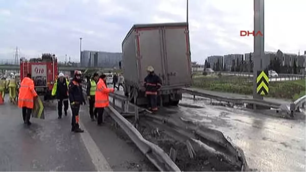 Tır Bariyerlere Çarptı, Basın Ekspres\'te Yoğunluk Yaşandı