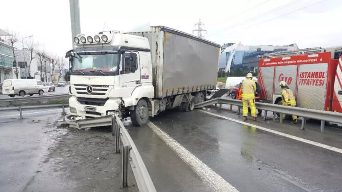 Tır Yoldan Çıktı, Trafik Durdu