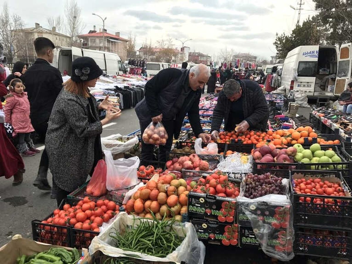 Vali Zorluoğlu ve Eşi Pazar Alışverişinde