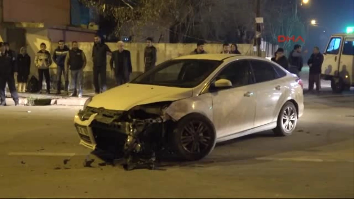 Adana Otomobil ile Çarpışan Motosiklet, Minibüsün Altına Girdi: 1 Yaralı