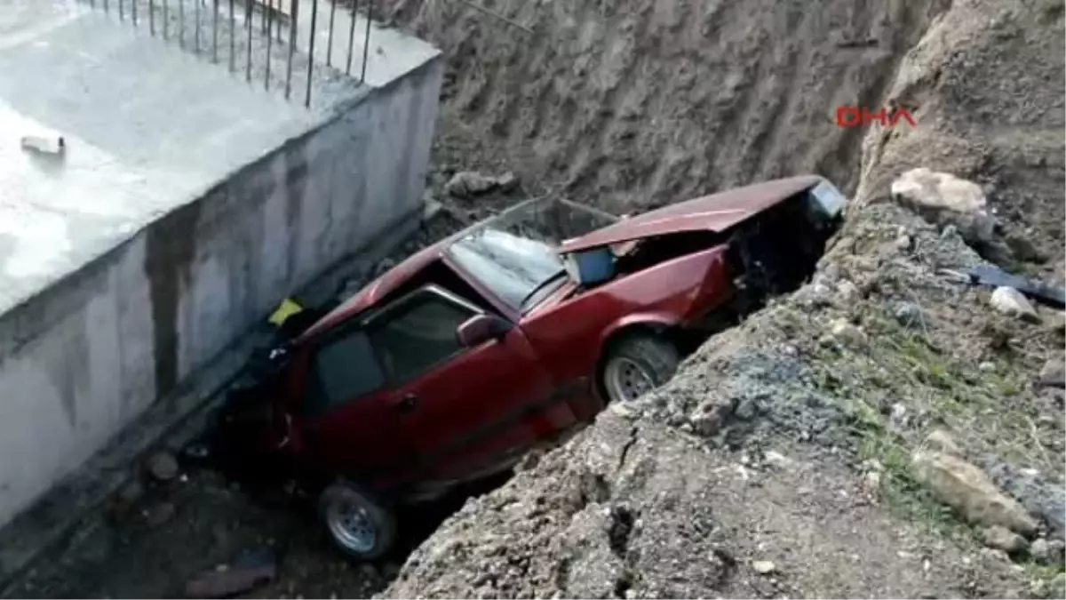 Adıyaman Otomobil, İnşaata Devrildi 2 Yaralı