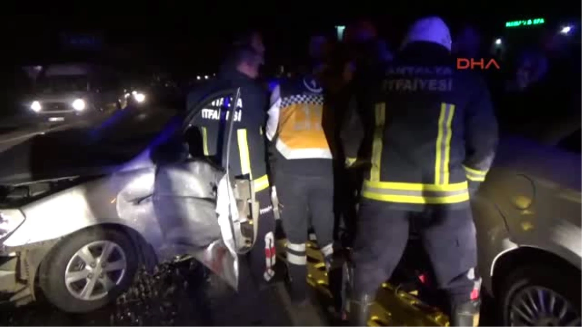 Antalya Serik\'te Otomobiller Çarpıştı 5 Yaralı