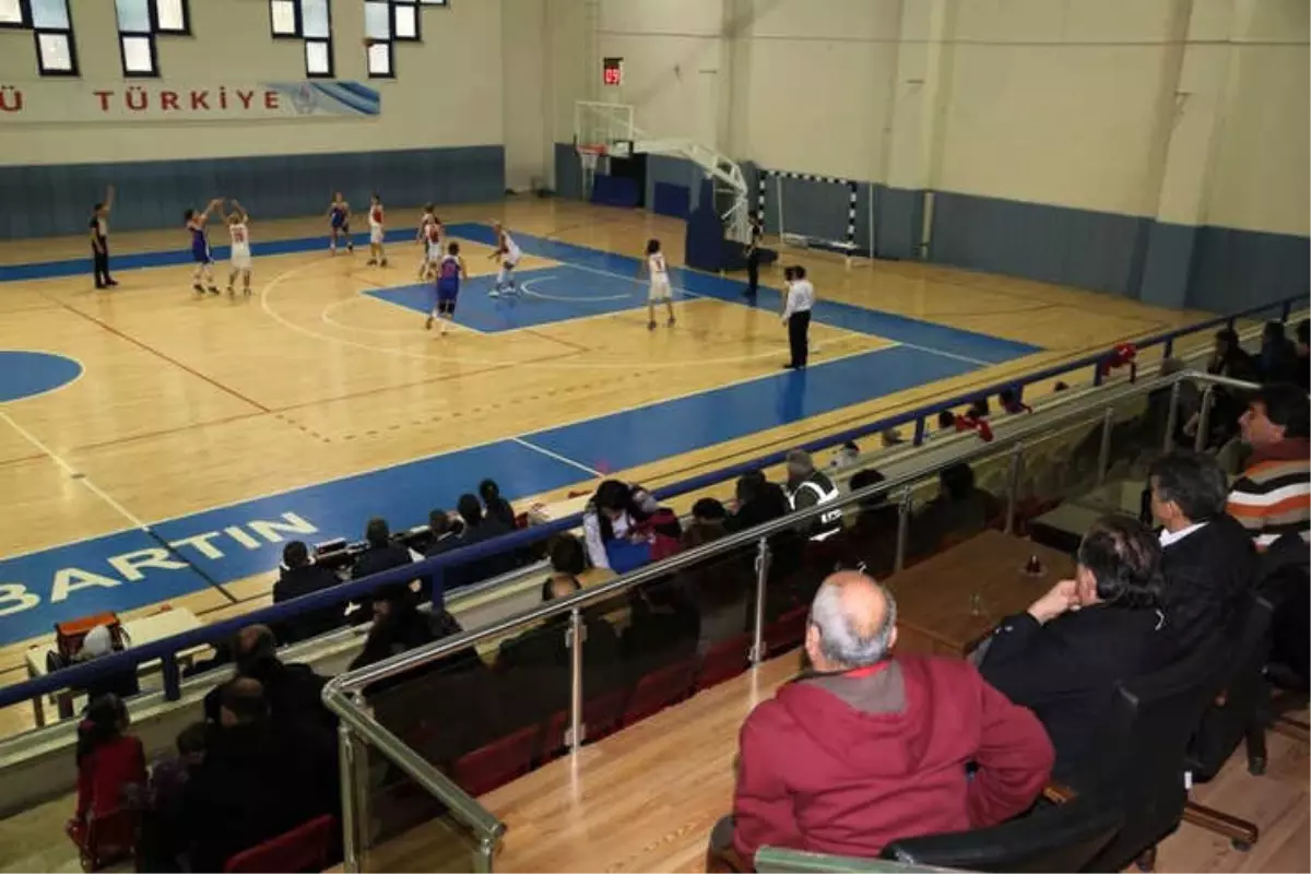 Başkan Akın Basketbol Takımını Yalnız Bırakmadı