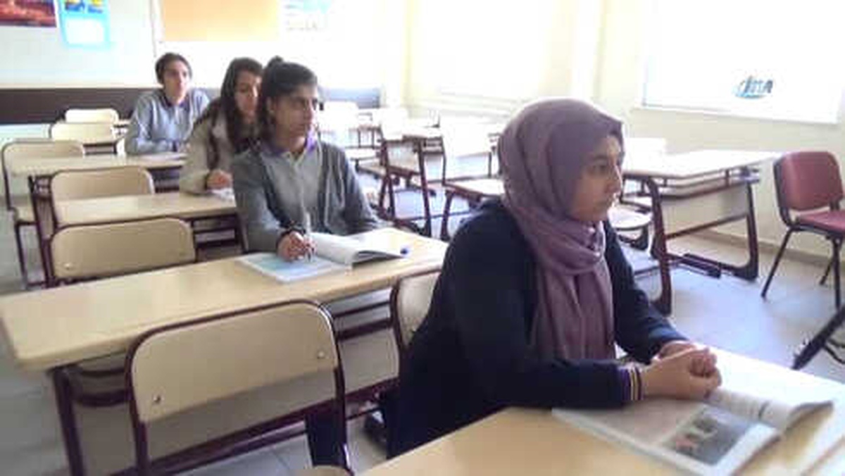Besime\'nin Hem Okuma Hem de Ailesine Bakma Azmi Örnek Oluyor