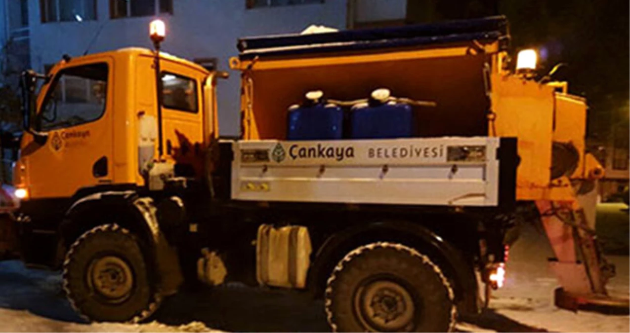 Çankaya\'da Toprak Kayması Sonucu Su Borusu Patladı, Vatandaşlar Sokağa Fırladı