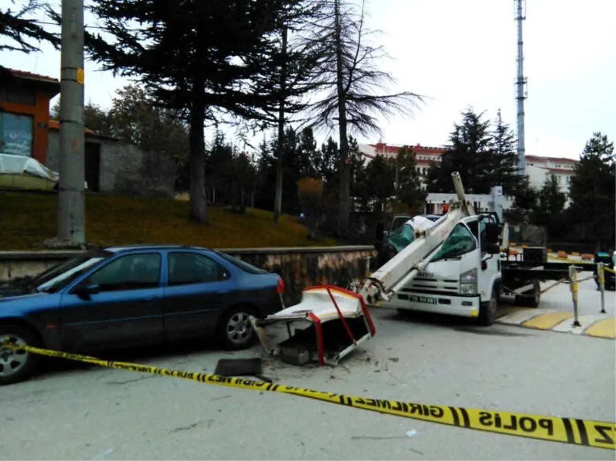 Devrilen Vinçteki İşçi Hayatını Kaybetti