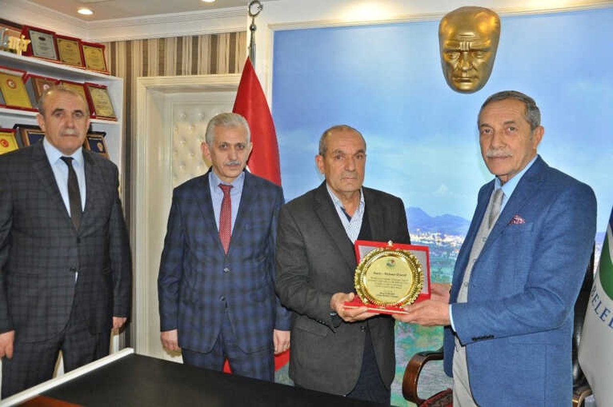 Emekliye Ayrılan Belediye İşçisine Plaket Verildi