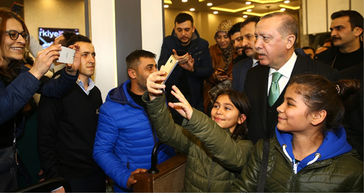 Erdoğan, Uğradığı Bir Tesiste Akşam Yemeği Yiyerek, Vatandaşlarla Sohbet Etti