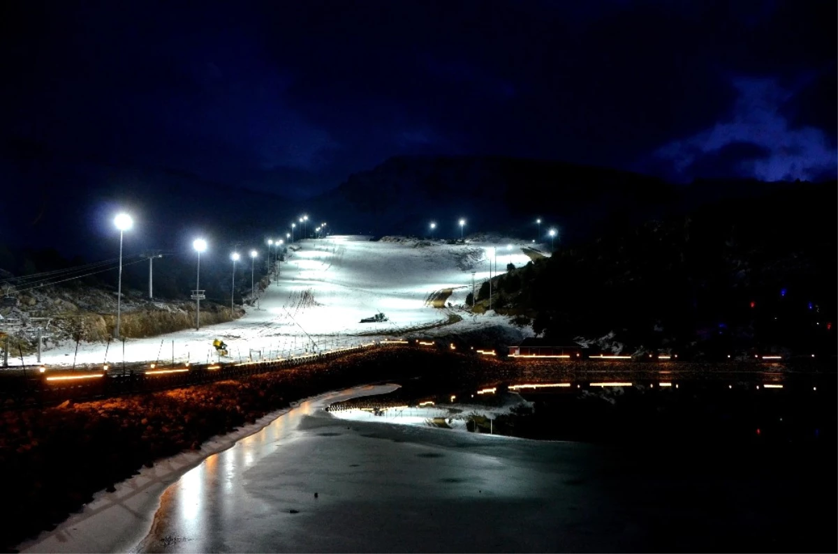 Ergan Dağı Kayak Merkezinin Gece Manzarası Büyüledi